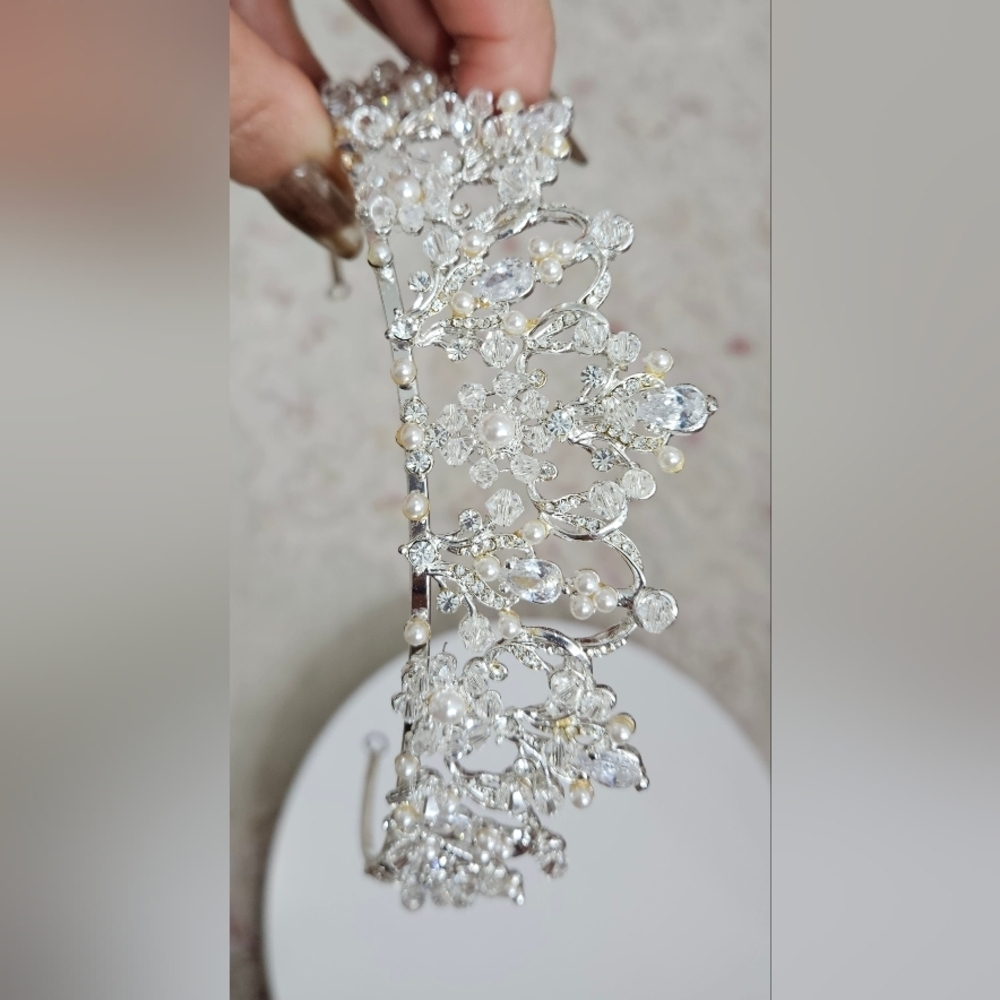 πVintage Inspired Silver Sparkly Tiara with Crystals And Pearlsπ - Picture 13 of 13